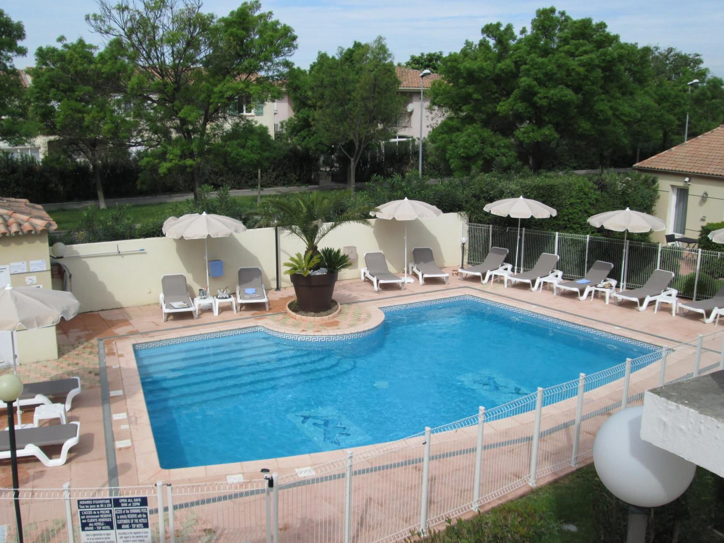 outdoor pool, open 9:00 am to 10:00 pm, pool loungers