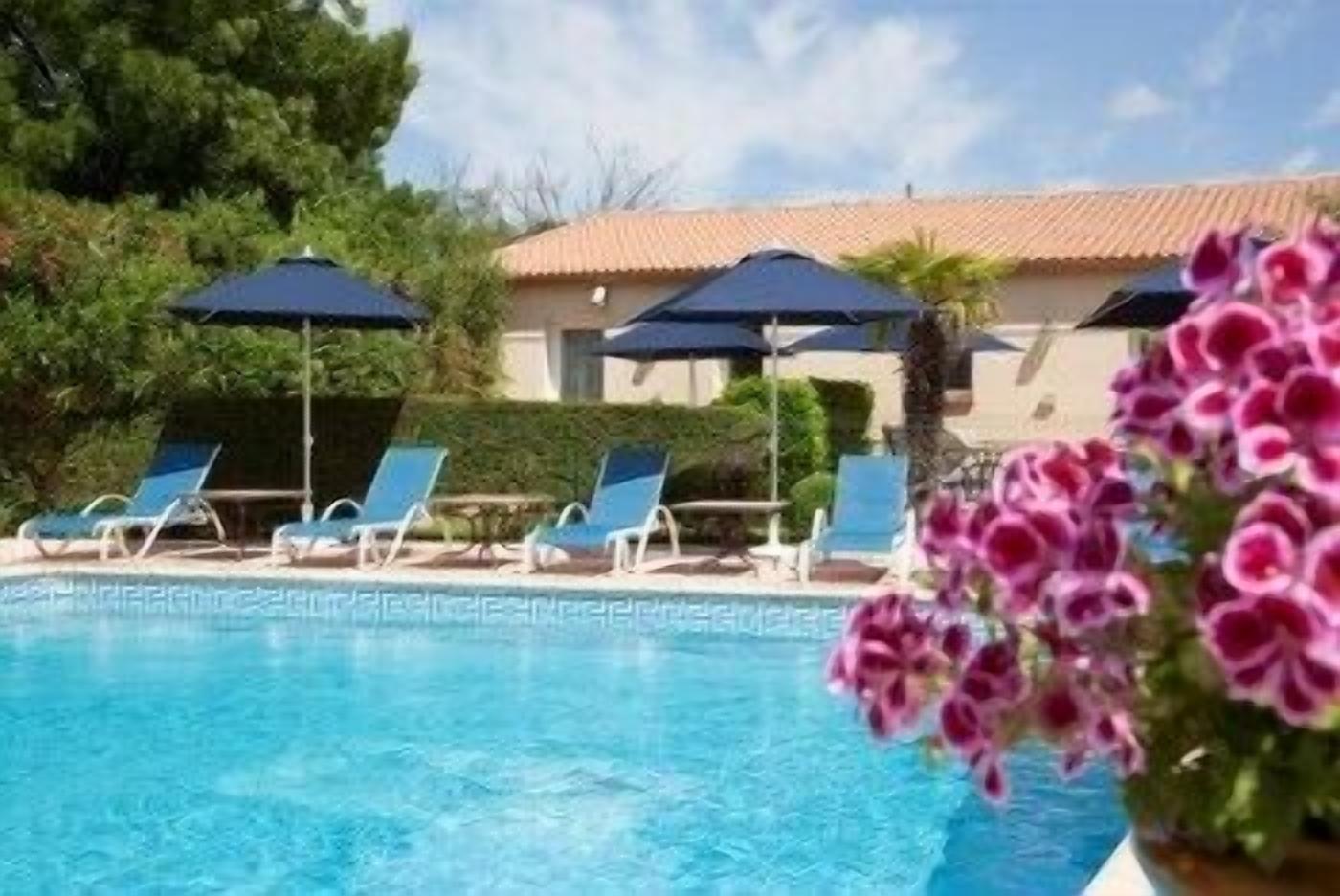 outdoor pool, open 9:00 am to 10:00 pm, pool loungers