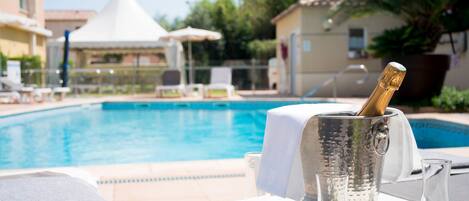 Piscine extérieure, chaises longues