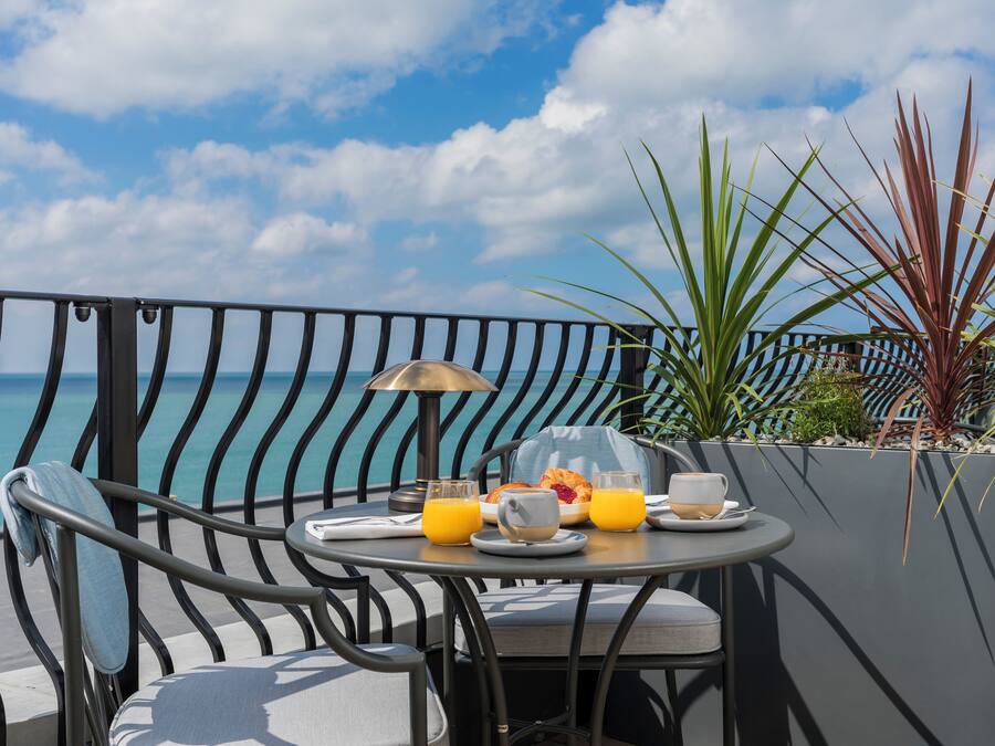 Superior Room, Balcony, Sea View (King) | Desk, iron/ironing board, free WiFi