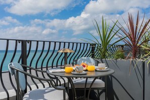 Chambre Supérieure, balcon, vue mer (King)