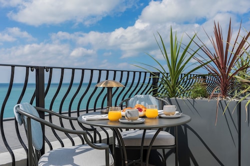 White Horses by Everly Hotels Collection