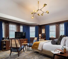 Escritorio, tabla de planchar con plancha y wifi gratis 