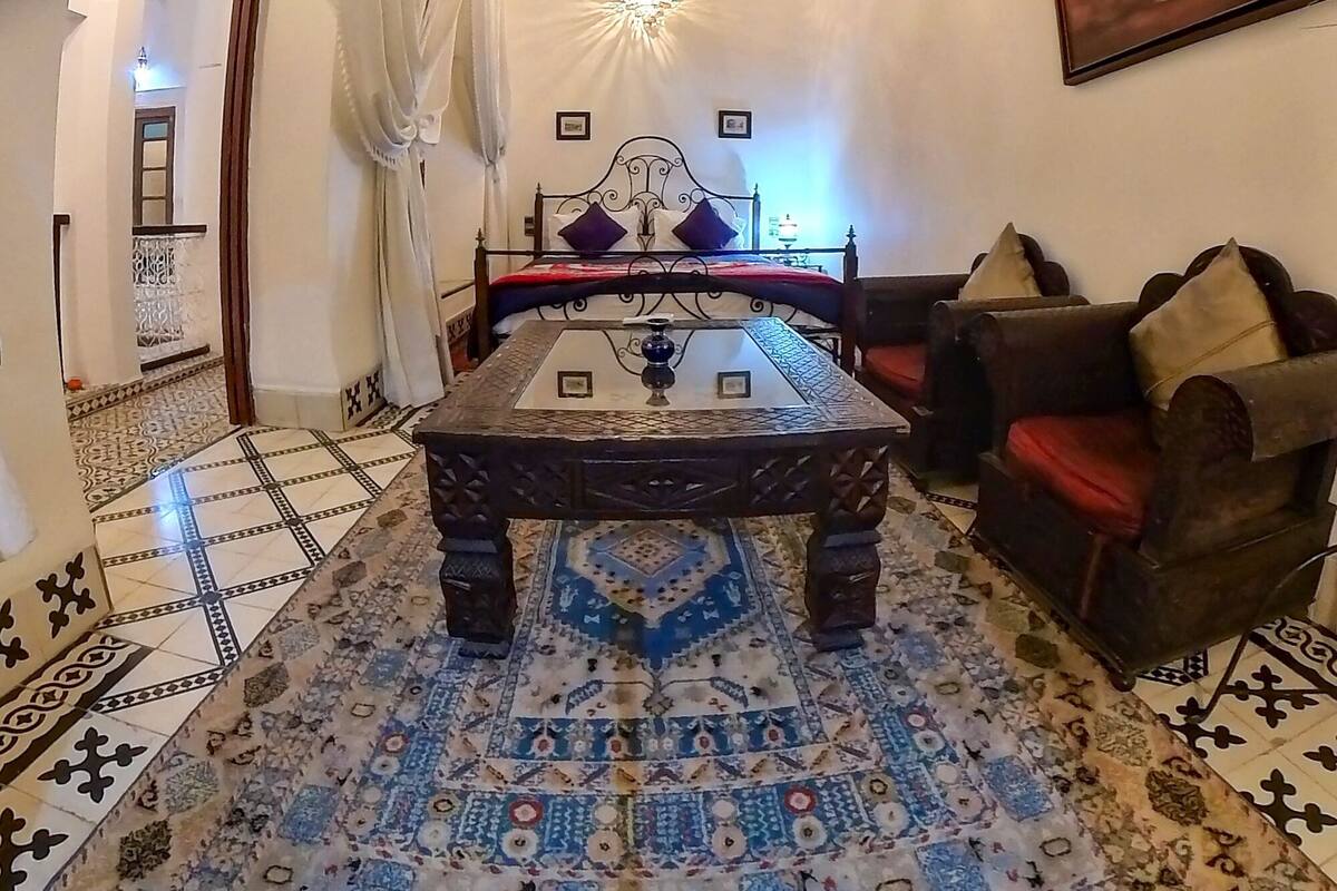خزنة داخل الغرفة ومكواة/لوح كي وأسرّة أطفال/رضّع (مجانًا)