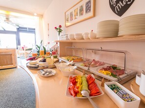 Buffet déjeuner servi tous les jours en supplément