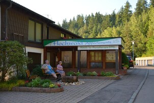 Un edificio con un cartel que dice "Hochwald Apartments" y "PRAXIS für Physiotherapie EPPEL".