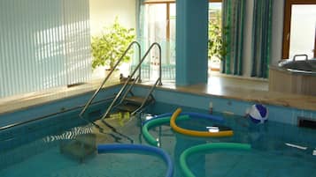 Piscina interna, espreguiçadeiras