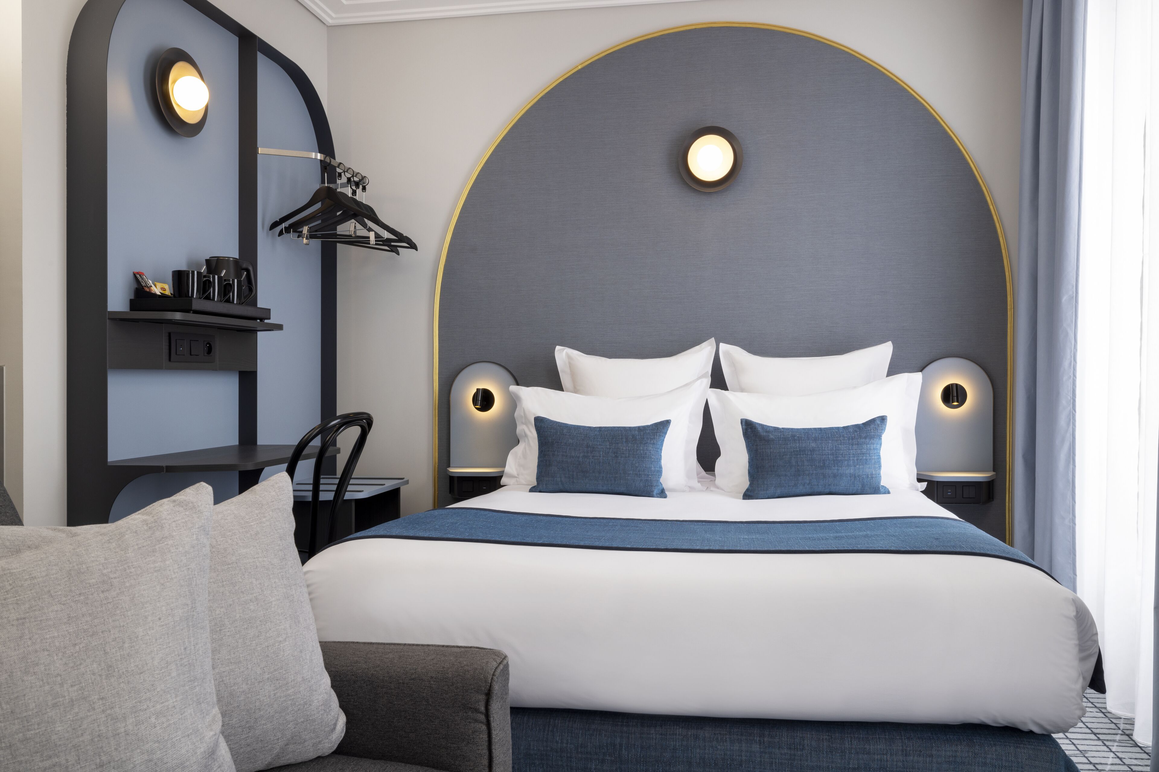 Chambre Triple Cosy | 高档床上用品、迷你吧、客房内保险箱、办公桌