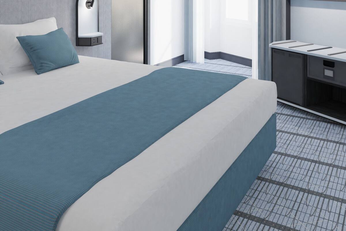 Ein modernes Hotelzimmer mit einem großen Bett, einem Nachttisch, einem Spiegel und einem Fenster.