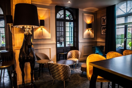 Lobby lounge. The Originals Boutique, La Maison Rouge