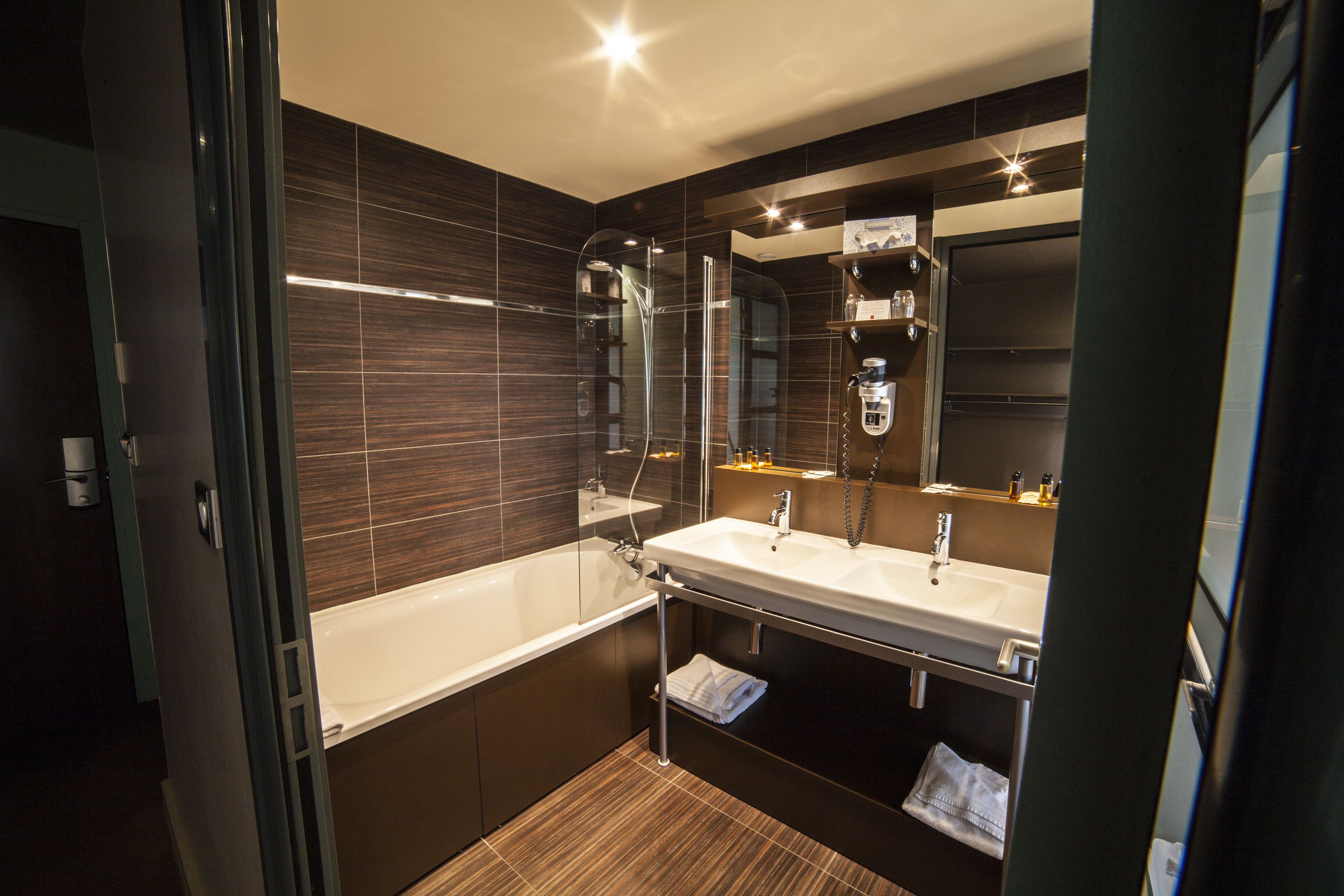 combined shower/bathtub, free toiletries, hair dryer, towels