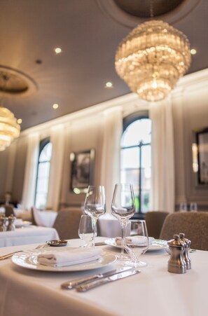 Se sirven almuerzos y cenas, cocina francesa