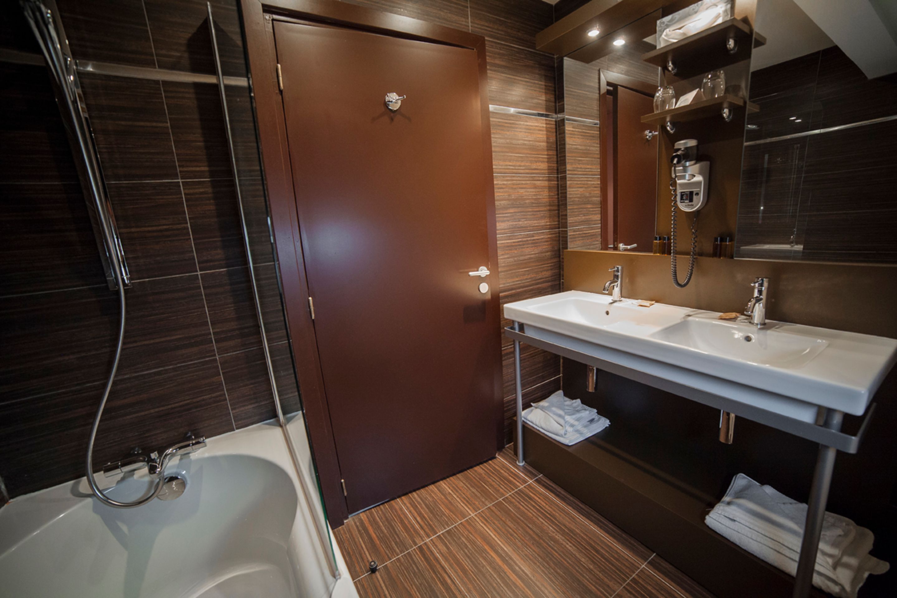 superior double room | bathroom | combined shower/bathtub, free toiletries, hair dryer, towels