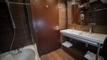 Superior-Doppelzimmer | Badezimmer | Duschwanne, kostenlose Toilettenartikel, Haartrockner, Handtücher