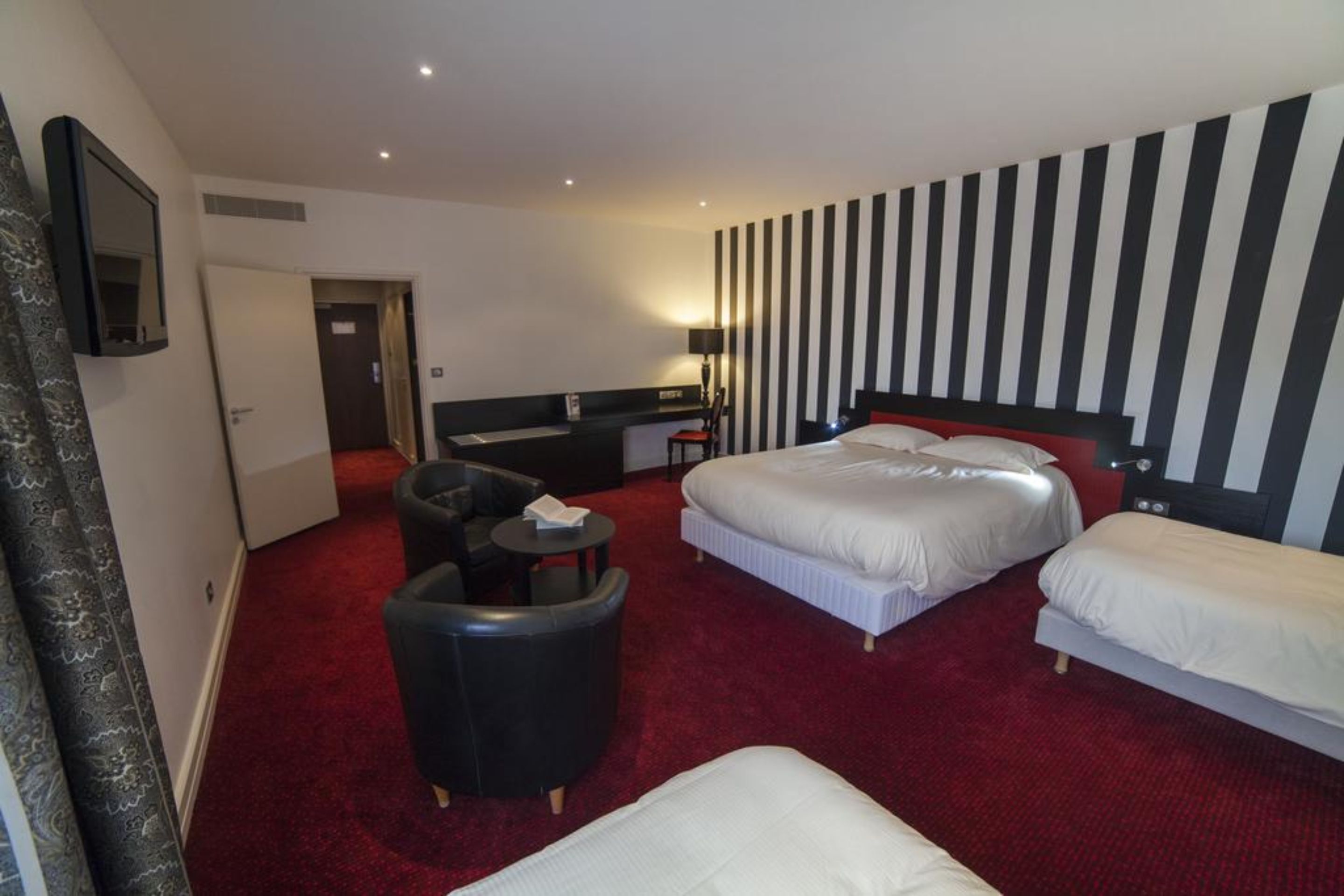 family room | minibar, in-room safe, desk, soundproofing