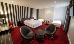 Familierom | Minibar, safe på rommet, skrivebord og lydisolert