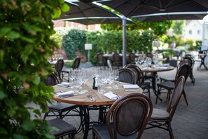 Se sirven almuerzos y cenas, cocina francesa