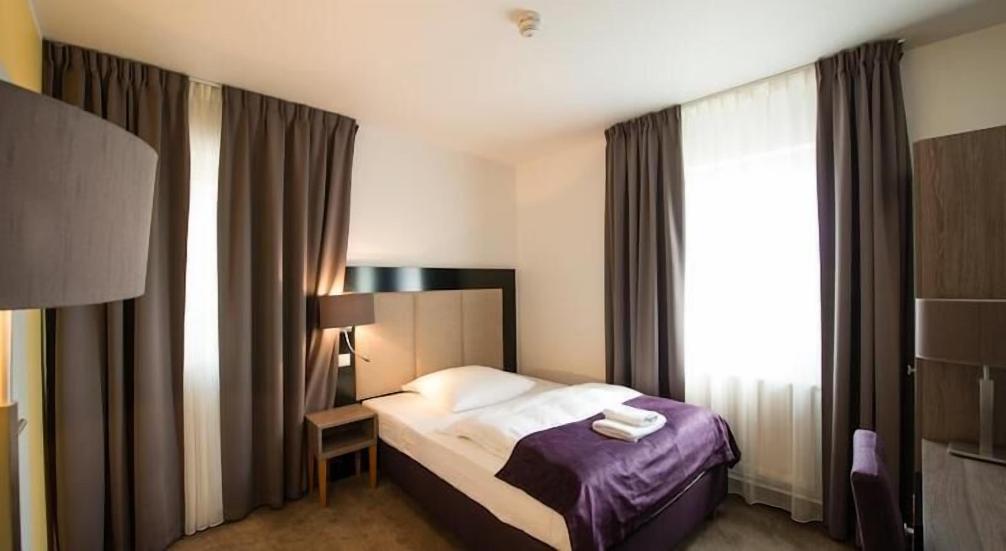 Ropa de cama hipoalergénica, minibar, caja fuerte y escritorio