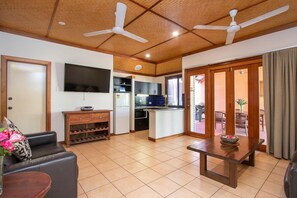 Premium bedding, in-room safe, iron/ironing board, cots/infant beds - Bali Hai Resort & Spa (Cable Beach)