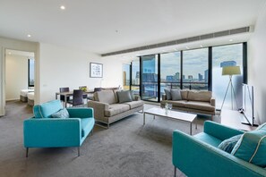 32-inch TV with cable channels, DVD player - City Tempo - Whiteman St (Southbank)