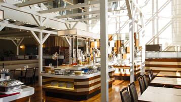 Daily buffet breakfast (JPY 2200 per person)