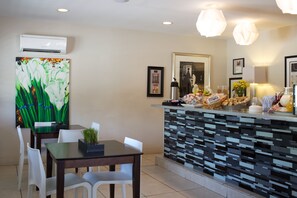 Free daily continental breakfast - Sole Inn and Suites (Pensacola)