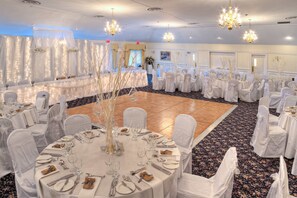 Indoor wedding - The Waring House (Prince Edward)