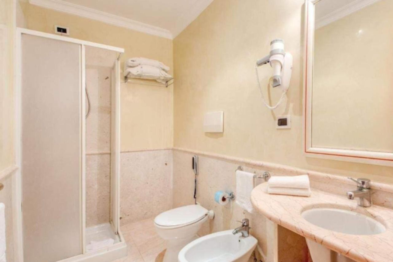 Set di cortesia firmato, asciugacapelli, bidet, asciugamani