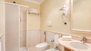 Set di cortesia firmato, asciugacapelli, bidet, asciugamani