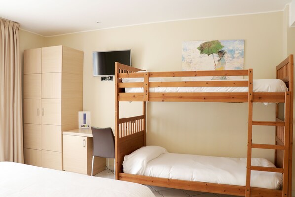 A bunk bed room with a desk, a TV, and a painting on the wall. - Hotel Ancora (Pontecagnano Faiano)