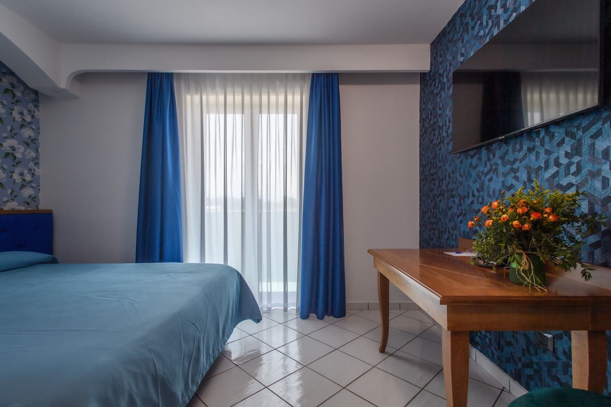 Comfort Double Room | Meja, langsir/tirai gelap terus, Wi-fi percuma, akses kerusi roda