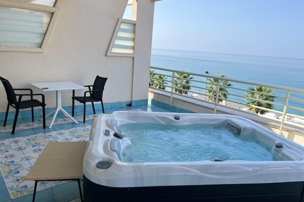 Deluxe Room, Sea View | Desk, blackout drapes, WiFi (free)