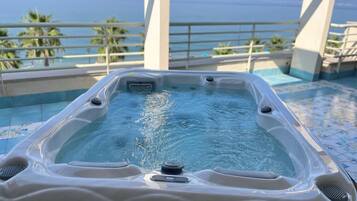 Quarto luxo, vista para o mar | Escrivaninha, cortinas blackout, Wi-Fi de cortesia