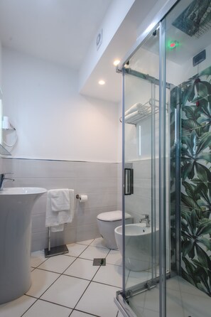 Chambre Double Confort | Salle de bain | Douche, articles de toilette gratuits, sĂšche-cheveux, chaussons