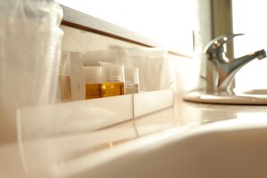 Deluxe Room, Sea View | Bathroom amenities | Shower, free toiletries, hair dryer, slippers