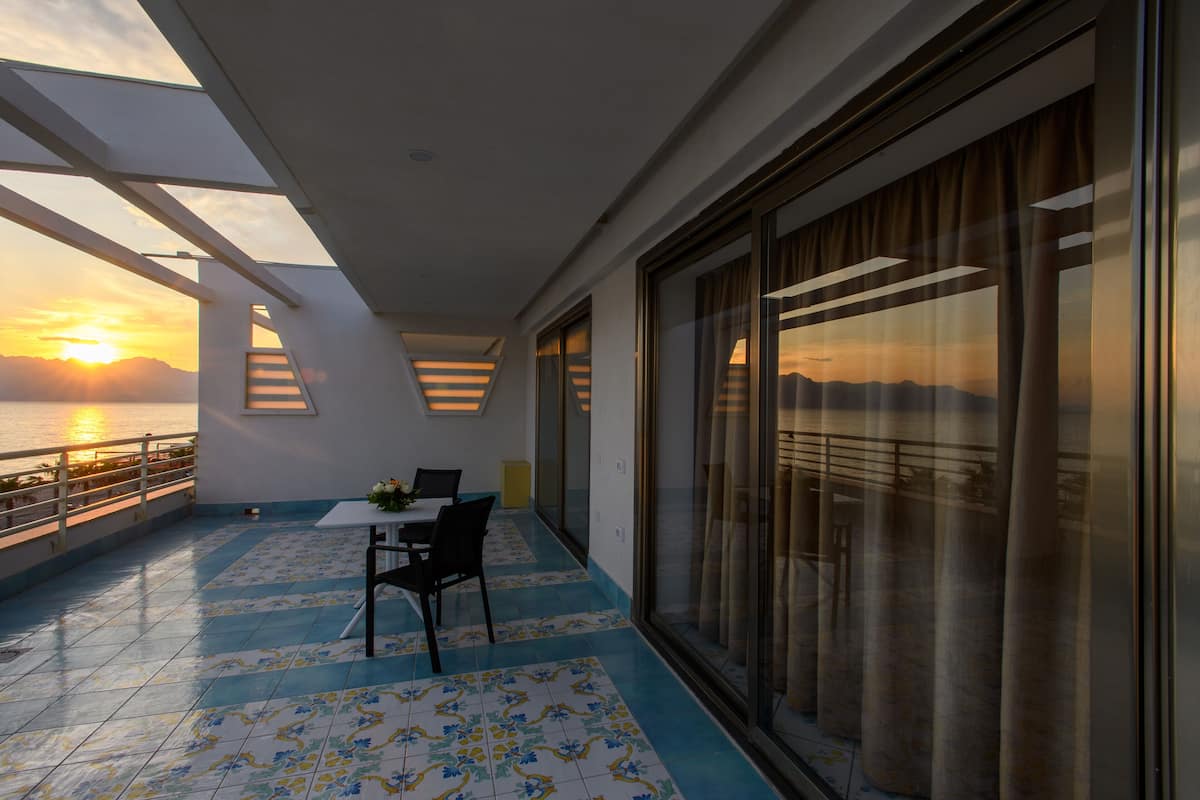 Deluxe Room, Sea View | Meja, langsir/tirai gelap terus, Wi-fi percuma, akses kerusi roda