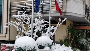 A building with balconies and a snow-covered entrance. - Rama Palace Hotel (Casalnuovo di Napoli)