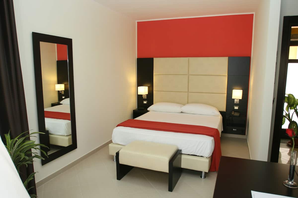 standard double room single use, 1 bedroom | 1 bedroom, minibar, in-room safe, desk
