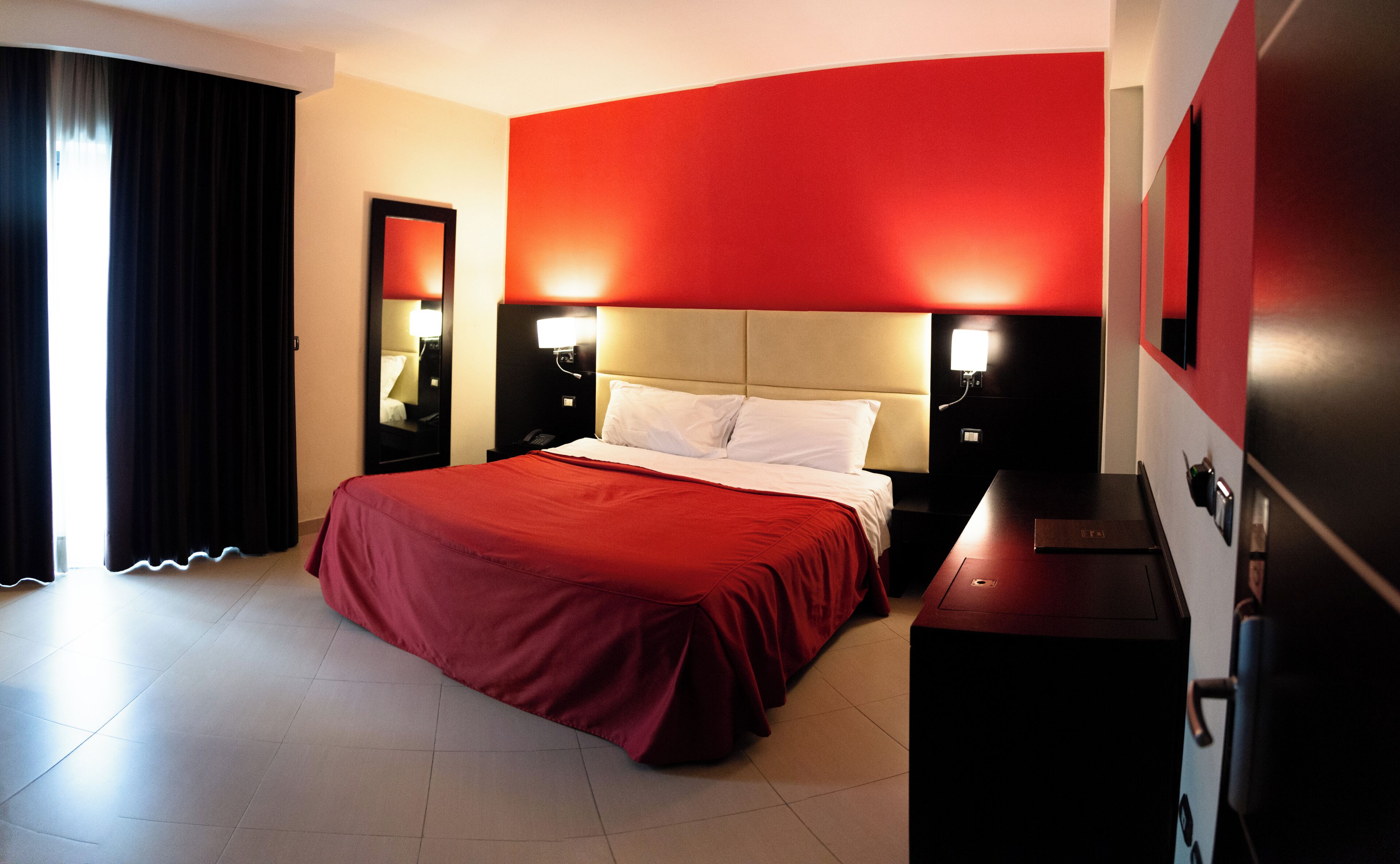 Een minibar, een kluis op de kamer, een bureau, een laptopwerkplek