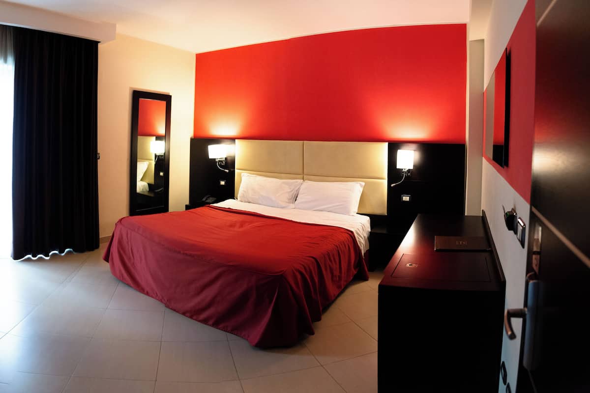 Minibar, in-room safe, desk, laptop workspace