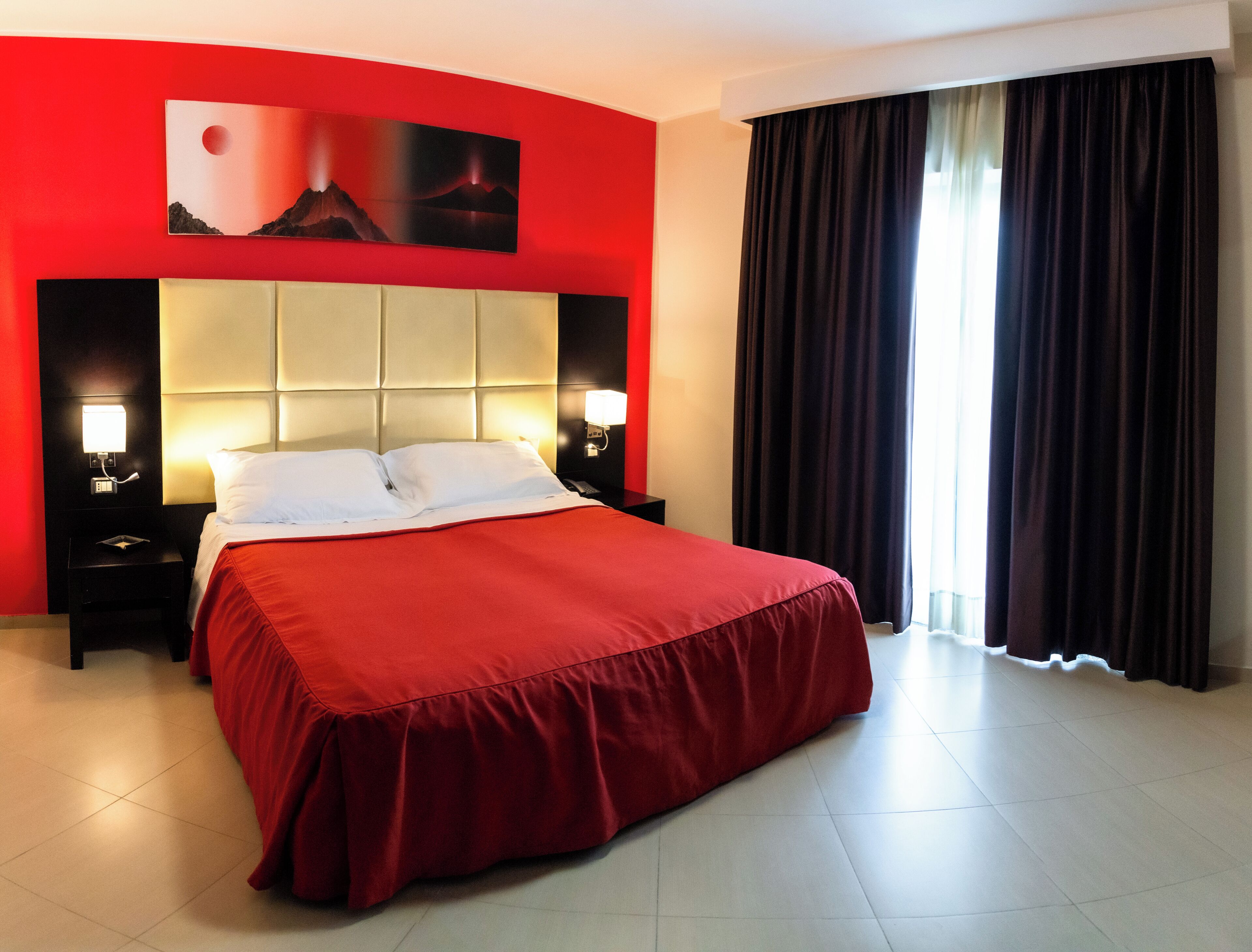 Junior suite | Een minibar, een kluis op de kamer, een bureau, een laptopwerkplek