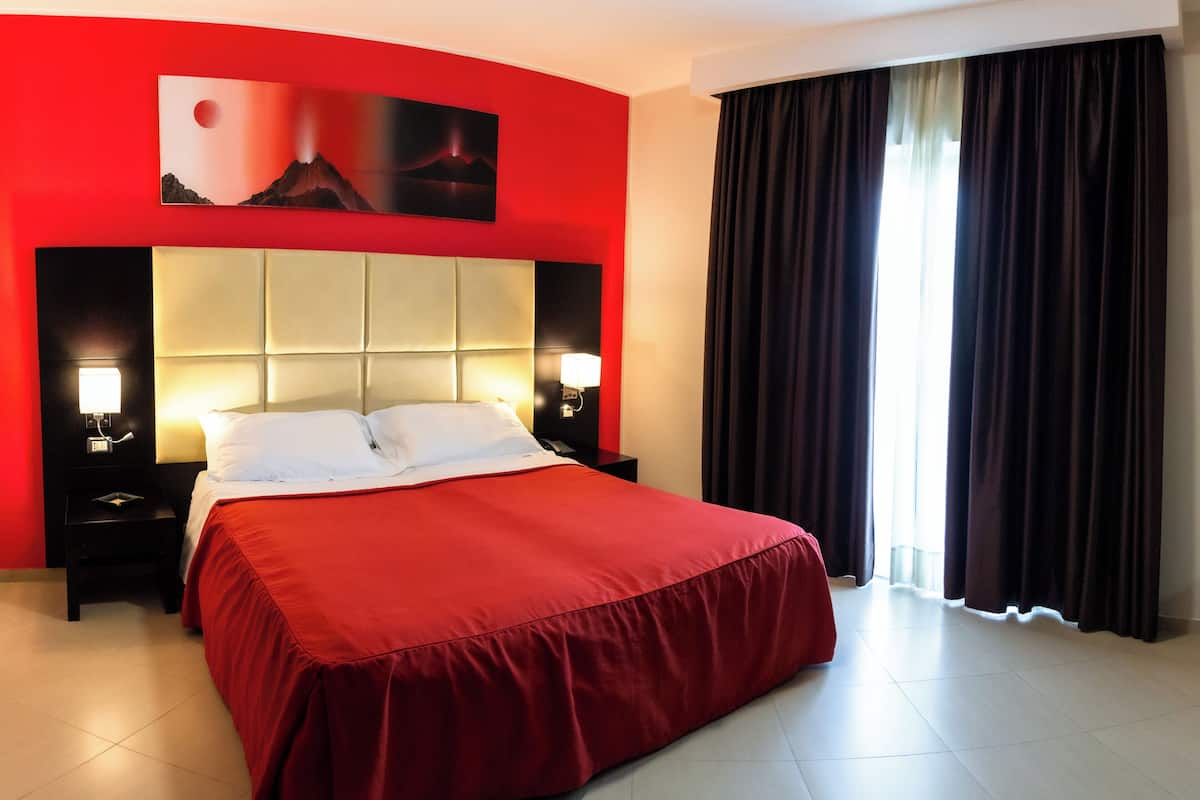 Junior Suite | Minibar, in-room safe, desk, laptop workspace