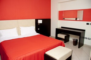Minibar, in-room safe, desk, laptop workspace - Rama Palace Hotel (Casalnuovo di Napoli)