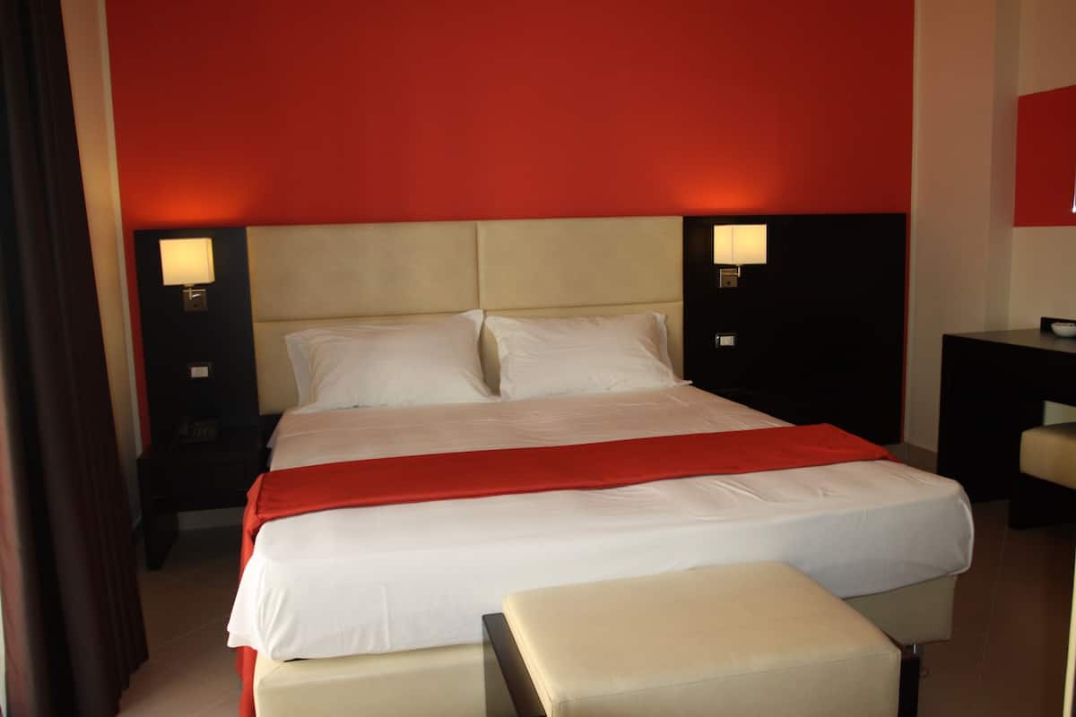 standard double room single use, 1 bedroom | 1 bedroom, minibar, in-room safe, desk
