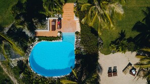 Piscine extérieure, chaises longues