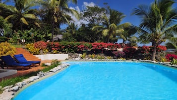 Piscina a l'aire lliure (horari: 07:00-20:00) i gandules