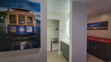 Habitación Premium, 2 camas matrimoniales | Baño | Tina con regadera, amenidades de baño gratuitas, secadora de cabello