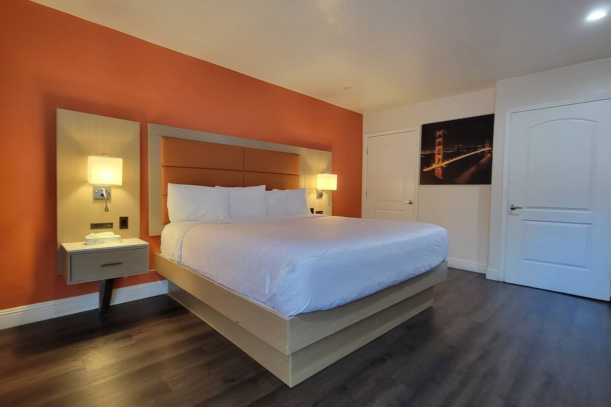 ห้องสแตนดาร์ด, เตียงคิงไซส์ 1 เตียง, พร้อมสิ่งอำนวยความสะดวกสำหรับผู้พิการ | เครื่องนอนป้องกันสารก่อภูมิแพ้, โต๊ะทำงาน, พื้นที่ทำงานแบบใช้แล็ปท็อป