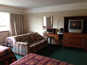 Desk, iron/ironing board, free WiFi, bed sheets - Moby Dick Inn (Prince Rupert)