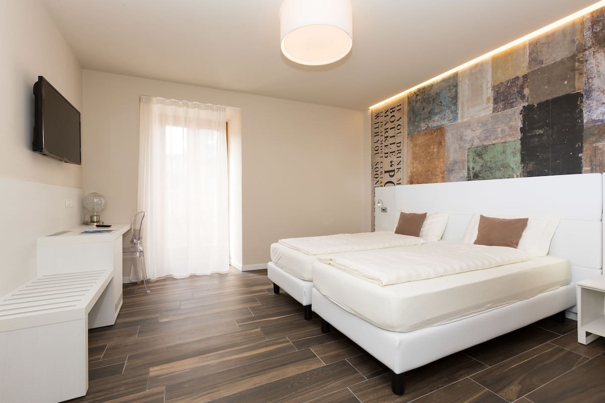 1 habitación, cubrecamas y caja de seguridad en la habitación